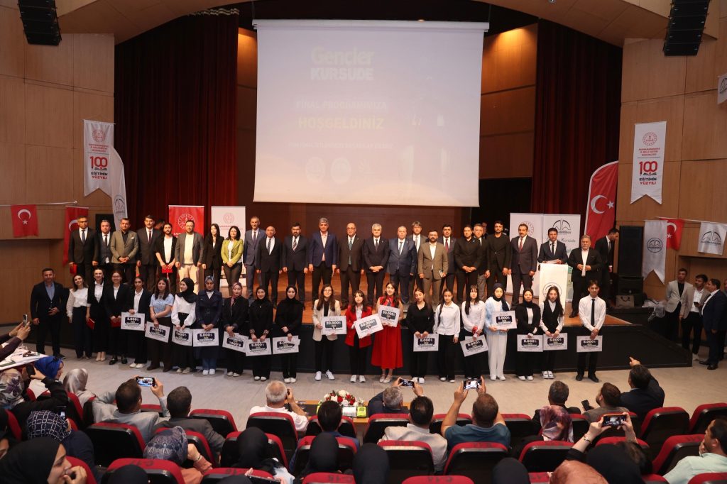 7c8ede01-6cc2-43aa-9940-7947fbb4290e-1-1024x682 GENÇLER KÜRSÜDE PROJESİ İL FİNALİ YOĞUN KATILIMLA GERÇEKLEŞTİRİLDİ