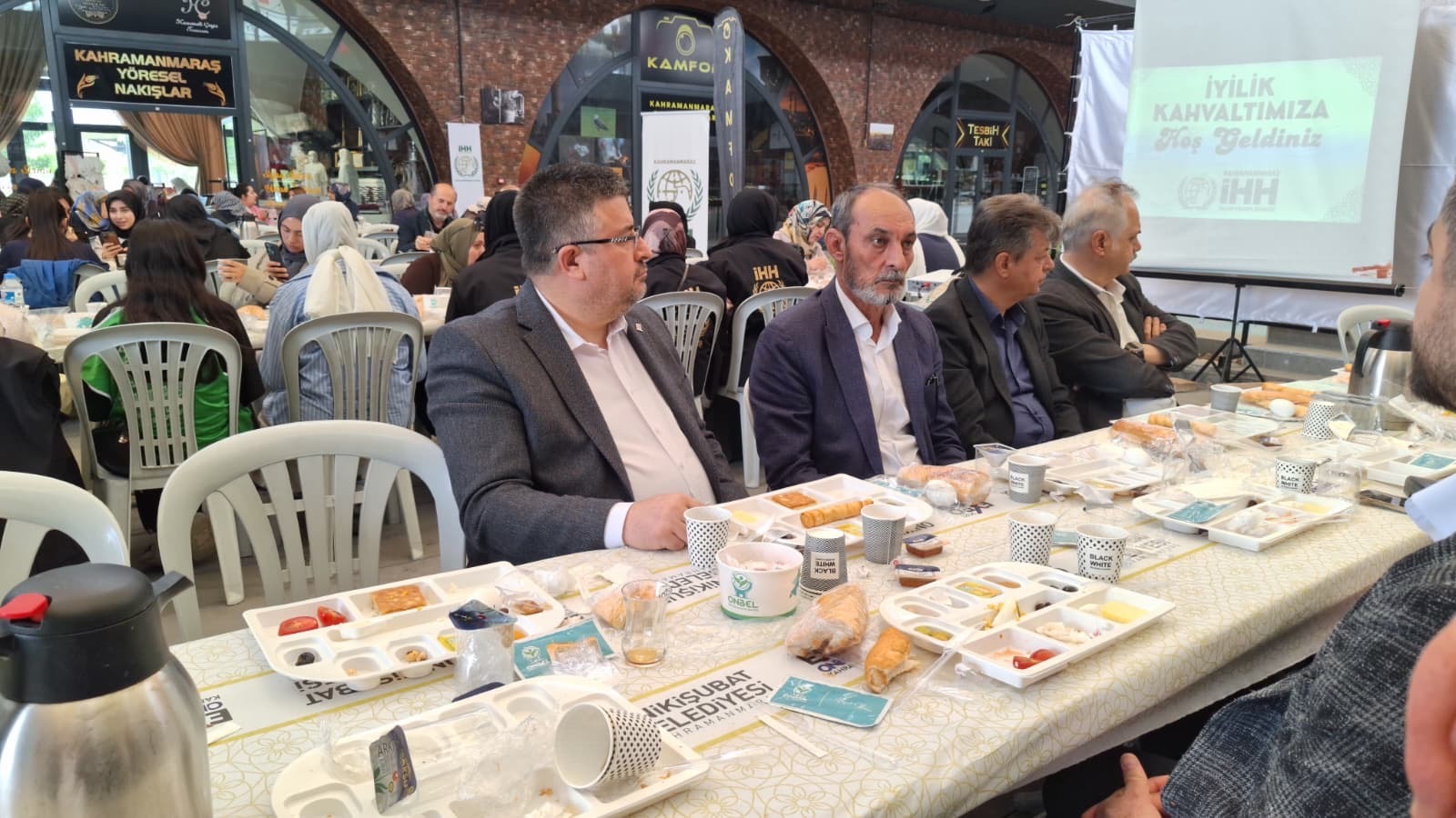 IMG_1342 Onikişubat Belediyesi ve İHH, bayramda 250 yetim çocuğun yüzünü güldürecek