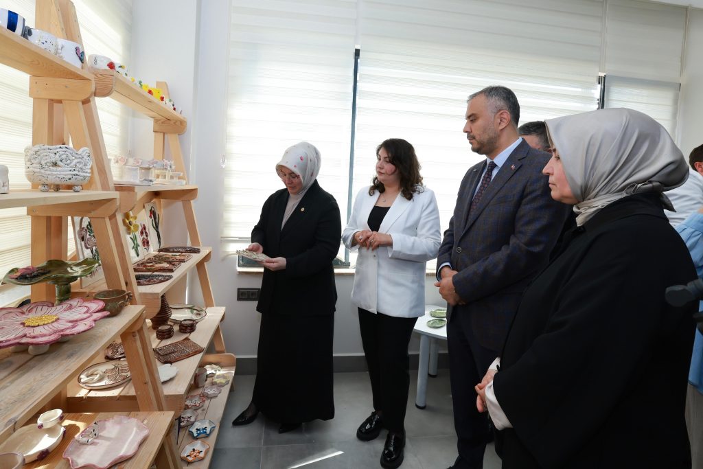 IMG_1359-1024x683 Onikişubat Belediyesi Kadın Emeği Seramik Atölyesi’nin eserleri görücüye çıktı