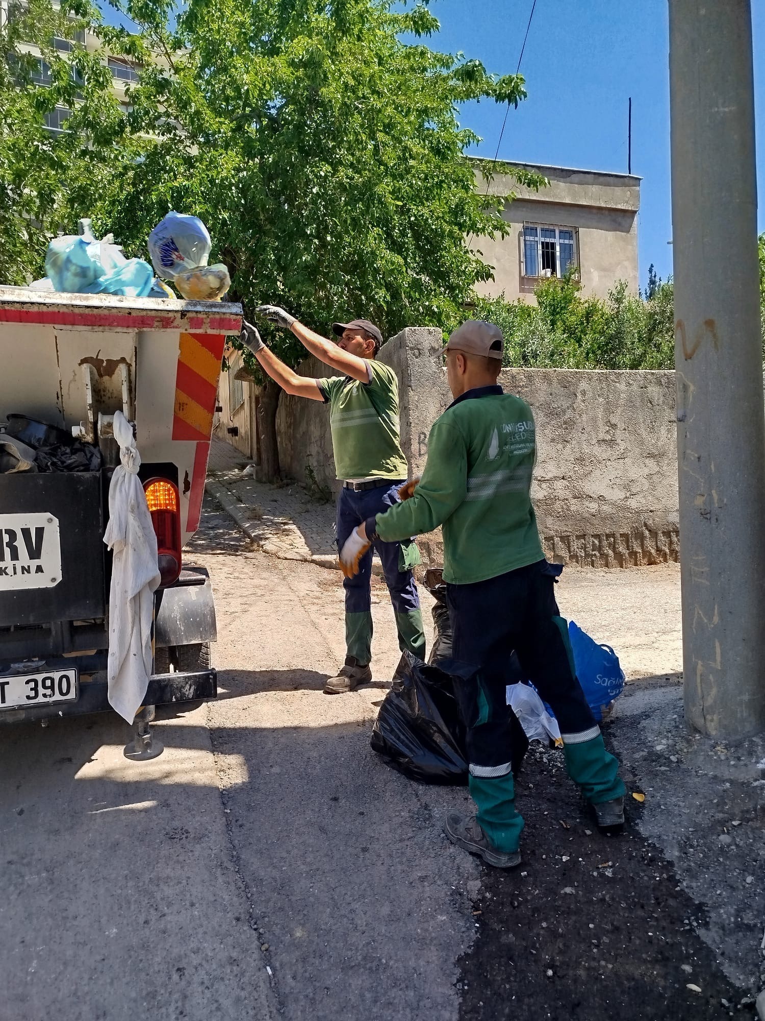 IMG_1425 Onikişubat Belediyesi, 288 personel ve 65 araçtan oluşan güçlü ekiple sahada