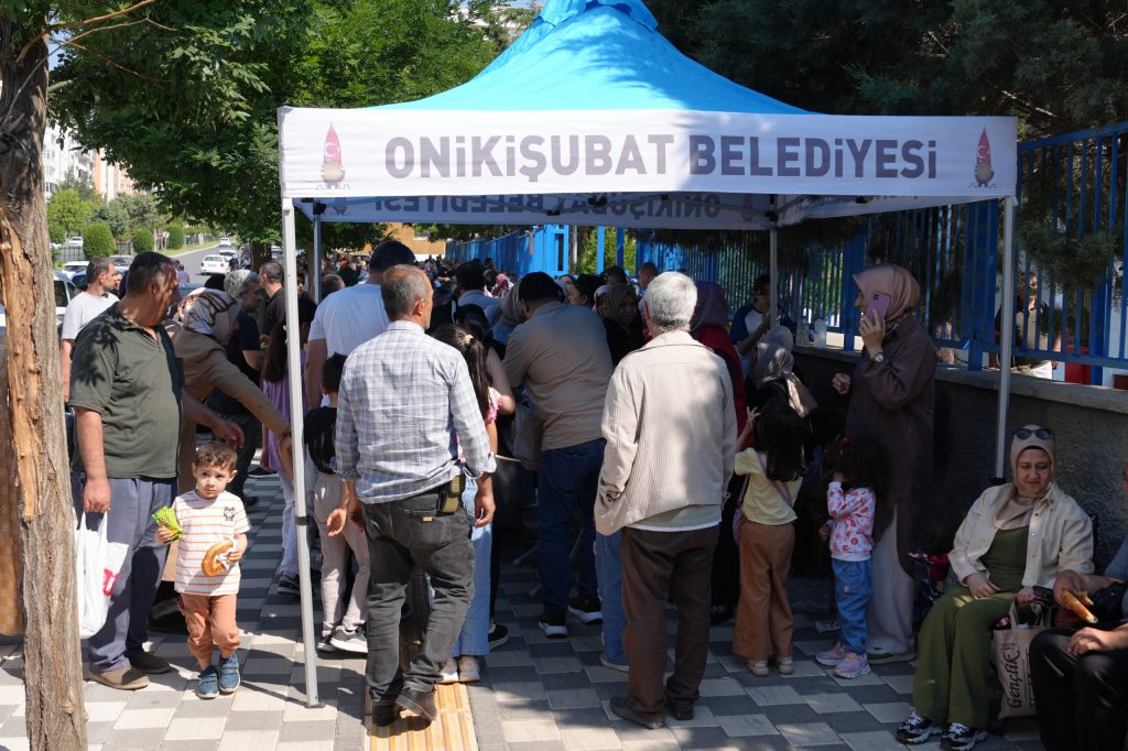 aaa-1024x682 Onikişubat Belediyesi, LGS’ye giren öğrencilerin ve ailelerinin sınav heyecanına ortak oldu