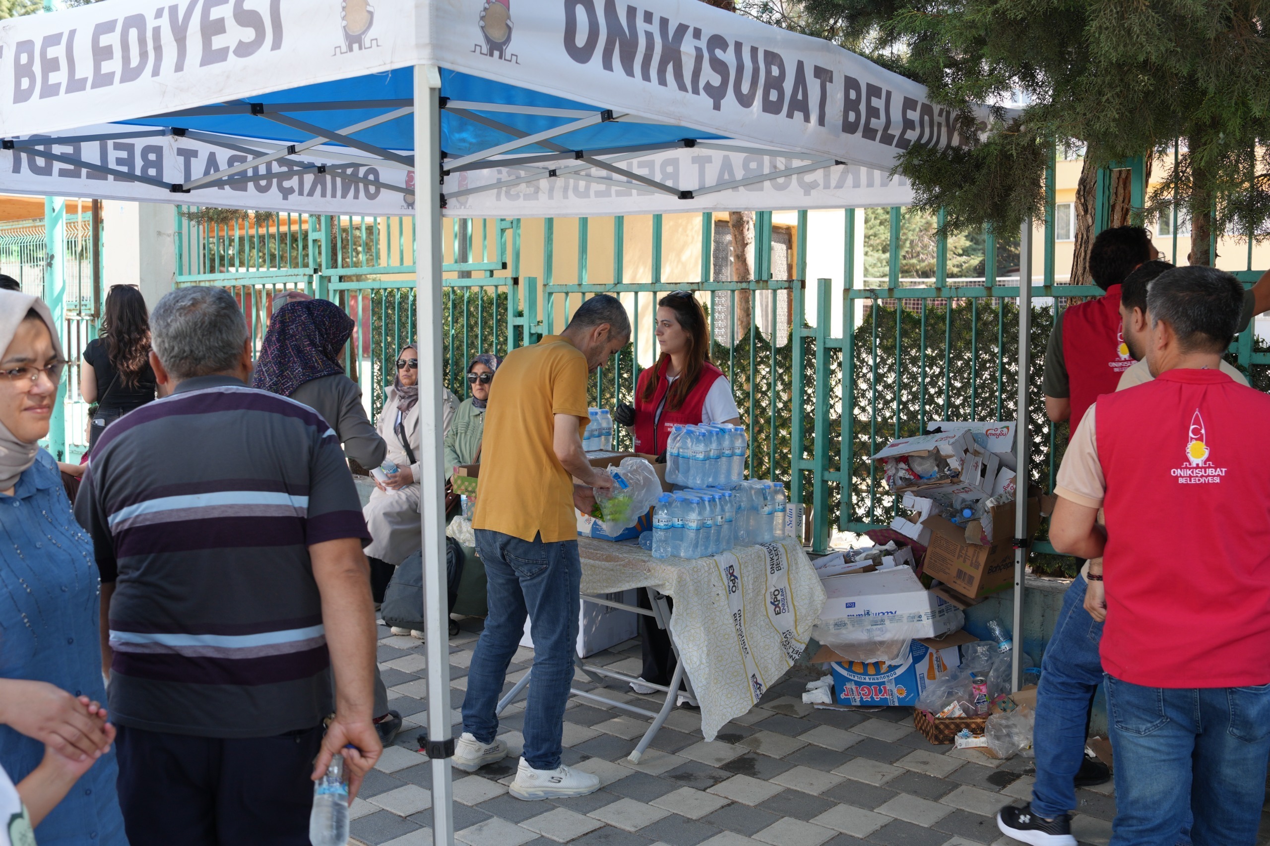 aassd Onikişubat Belediyesi, LGS’ye giren öğrencilerin ve ailelerinin sınav heyecanına ortak oldu