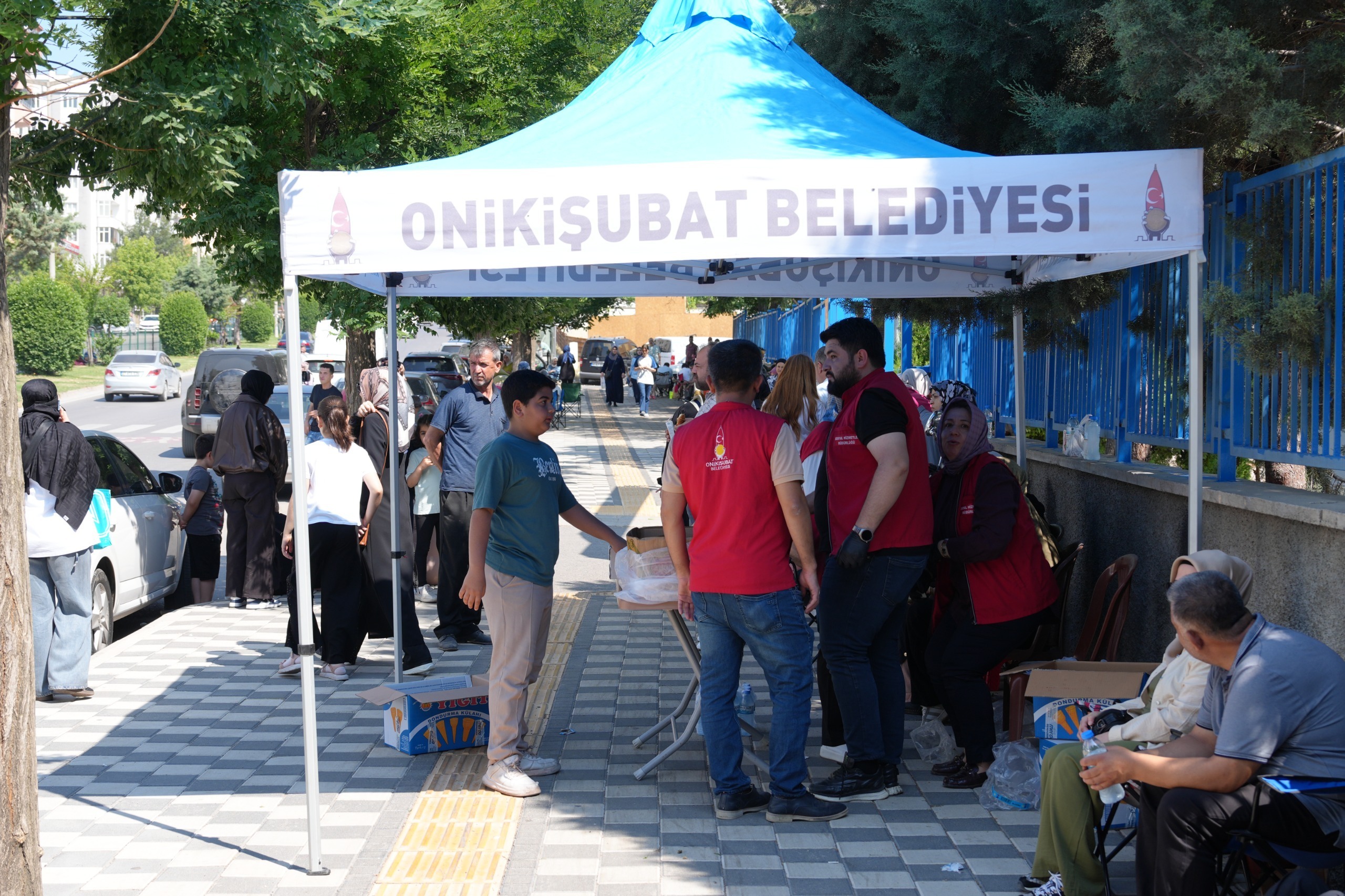 dsa-1 Onikişubat Belediyesi, LGS’ye giren öğrencilerin ve ailelerinin sınav heyecanına ortak oldu
