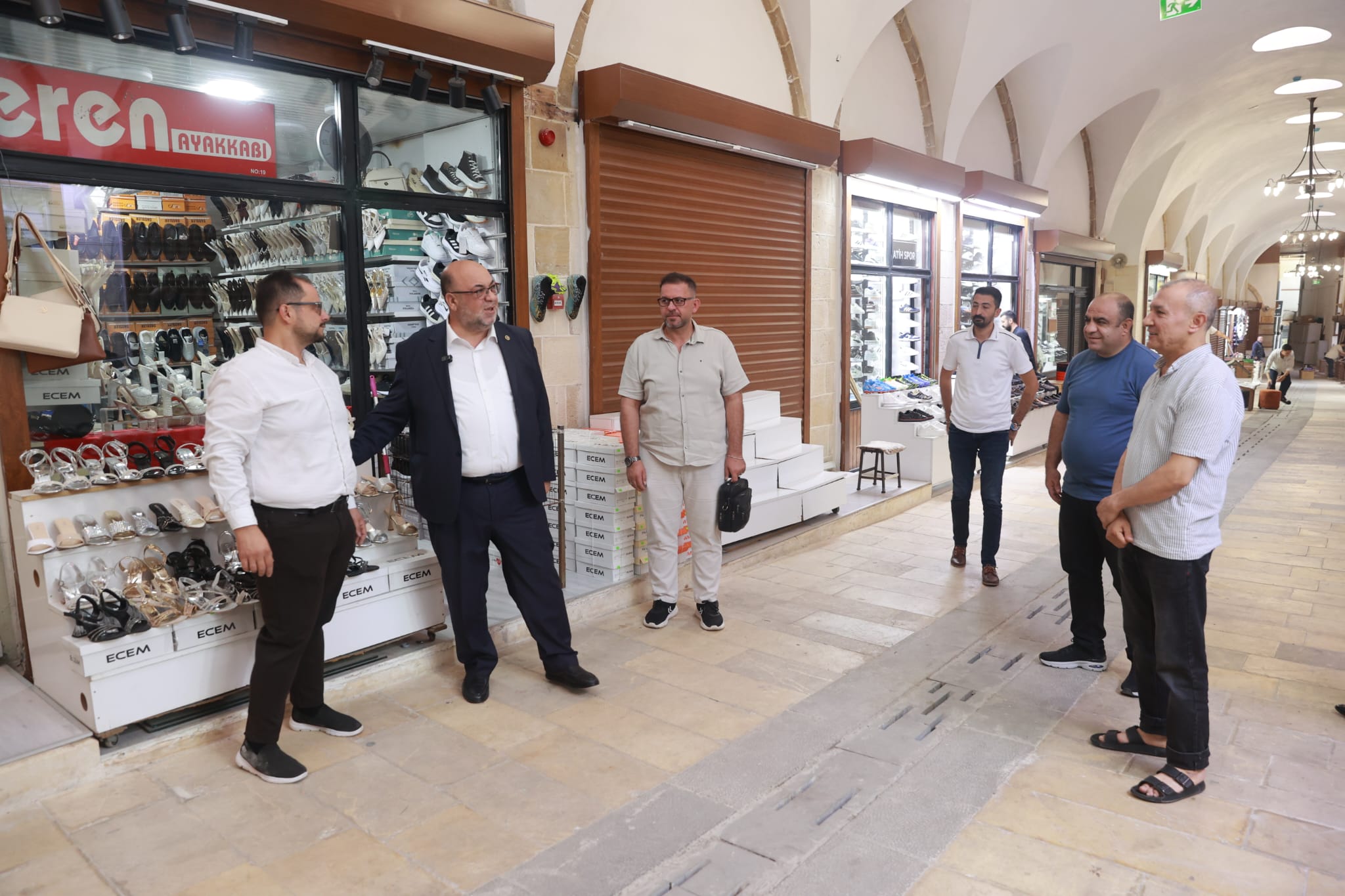 1-5 BAŞKAN AKPINAR, RESTORASYONU TAMAMLANAN TARİHÎ KAPALI ÇARŞIDA ESNAFLA BULUŞTU