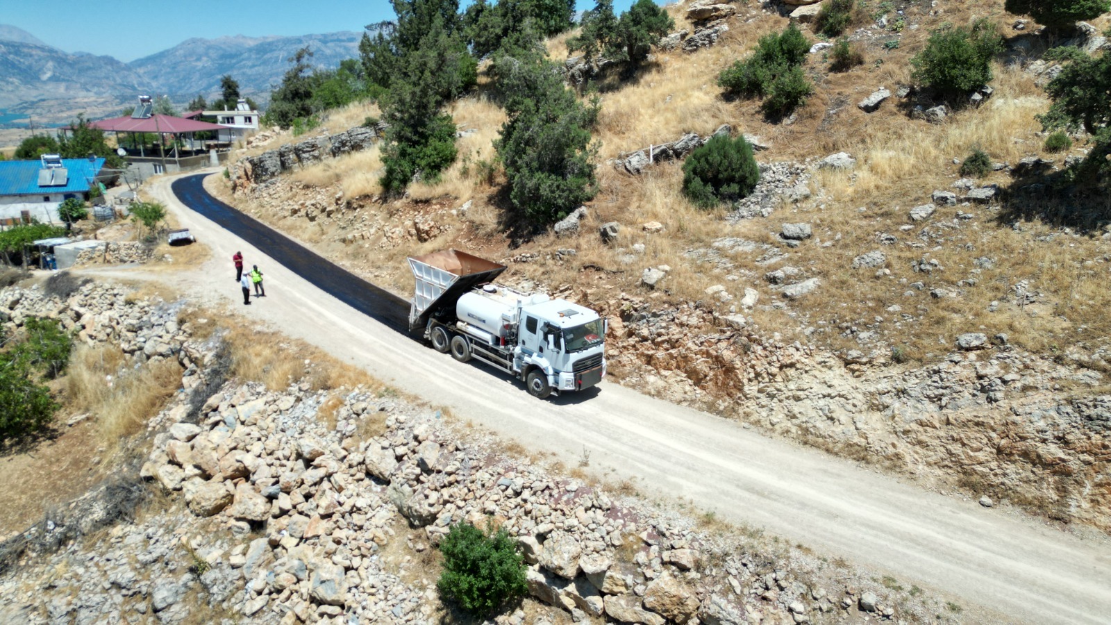 1-6 KARAGÖL-ÇOBANLI BAĞLANTI YOLUNDA SATHİ KAPLAMA ÇALIŞMALARI BAŞLADI