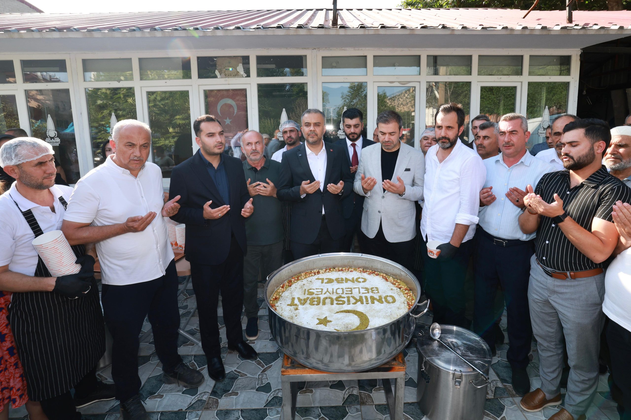 11-scaled Başkan Toptaş önce aşure dağıttı, sonra vatandaşların sorularını yanıtladı