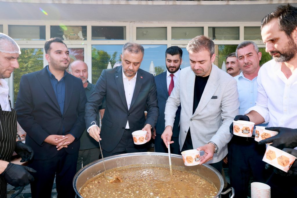 12-1024x683 Başkan Toptaş önce aşure dağıttı, sonra vatandaşların sorularını yanıtladı