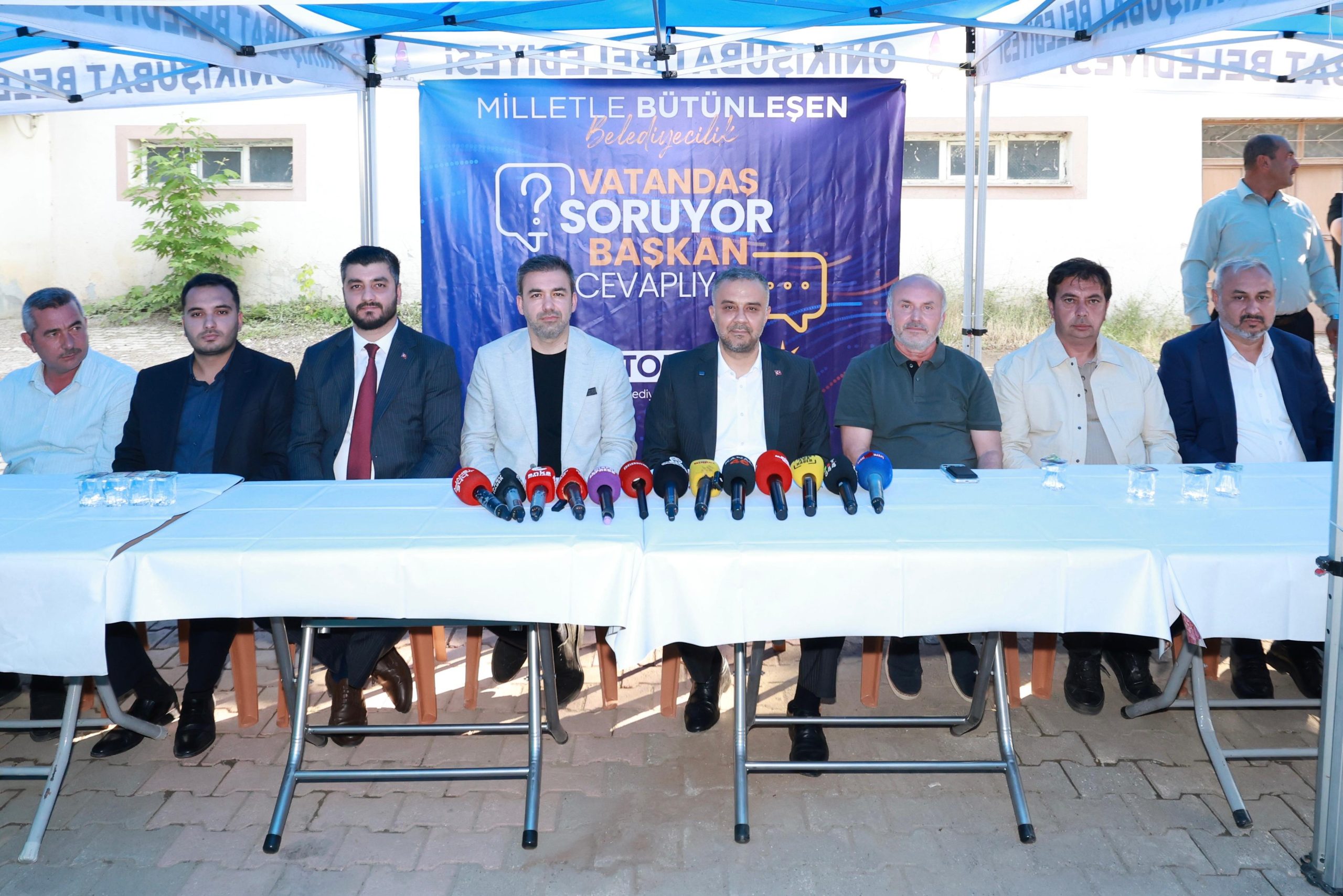 13-scaled Başkan Toptaş önce aşure dağıttı, sonra vatandaşların sorularını yanıtladı