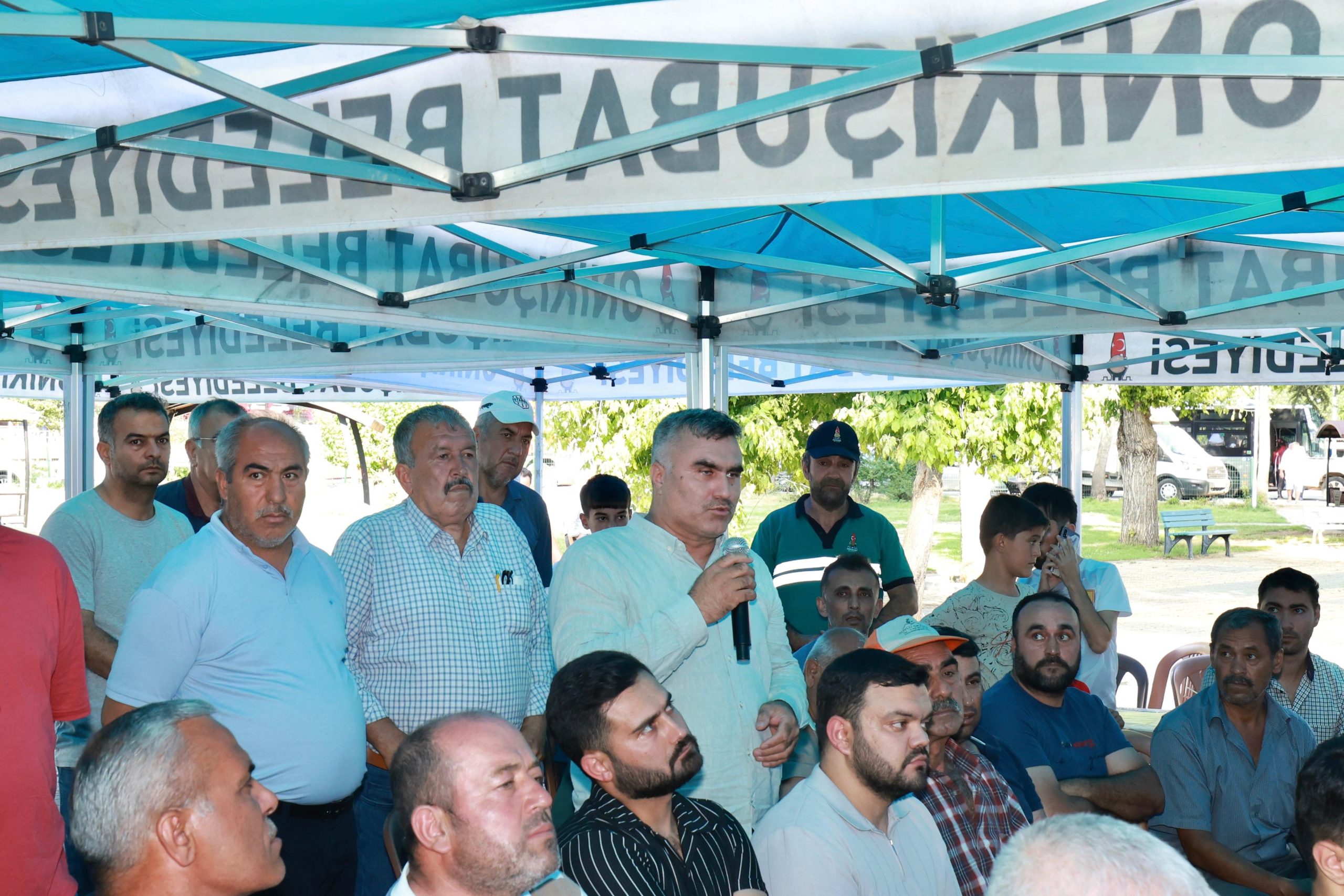 16-scaled Başkan Toptaş önce aşure dağıttı, sonra vatandaşların sorularını yanıtladı
