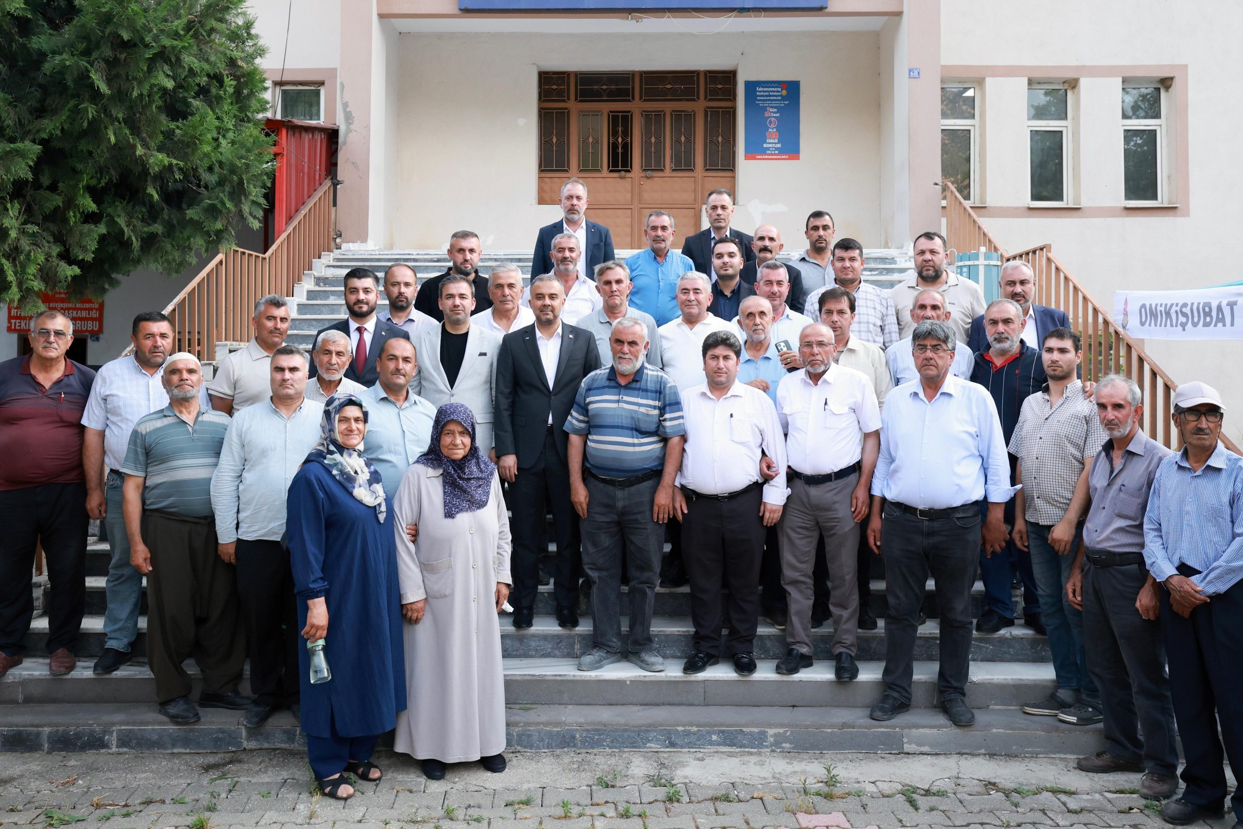 18-scaled Başkan Toptaş önce aşure dağıttı, sonra vatandaşların sorularını yanıtladı