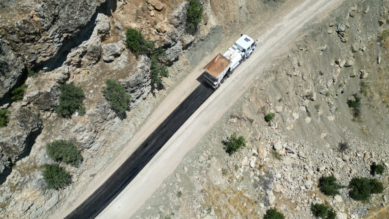 2-6 KARAGÖL-ÇOBANLI BAĞLANTI YOLUNDA SATHİ KAPLAMA ÇALIŞMALARI BAŞLADI