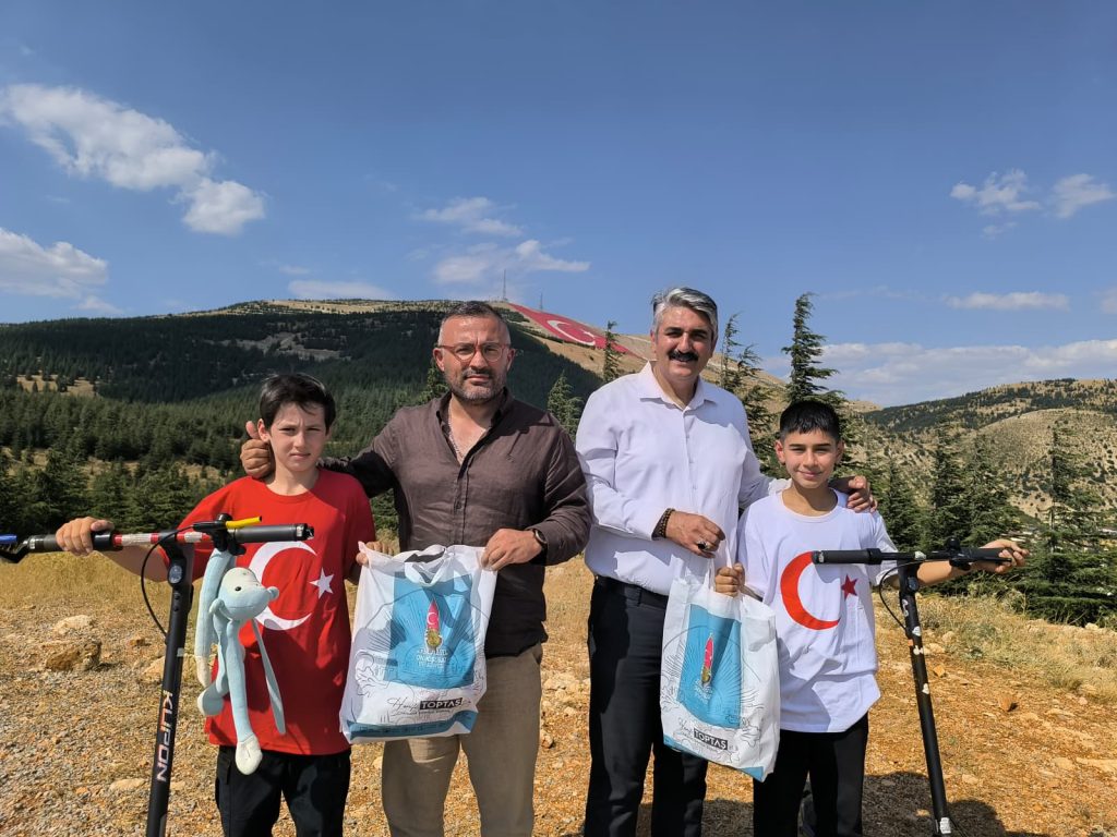 2-6-1024x768 Scooterlarını bayrak sevgisi için sürdüler, zirvede dünyanın en büyük ay yıldızıyla buluştular