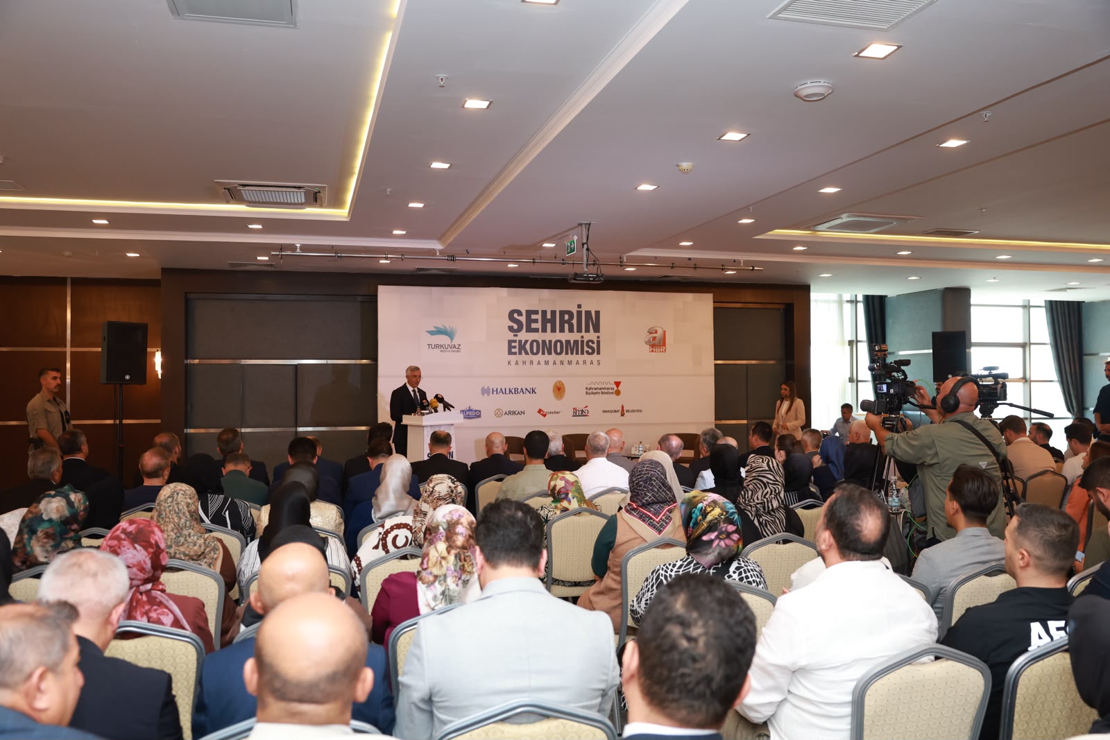 4 Başkan Toptaş, Şehrin Ekonomisi Zirvesi’nde Onikişubat’ın kalkınma vizyonunu anlattı