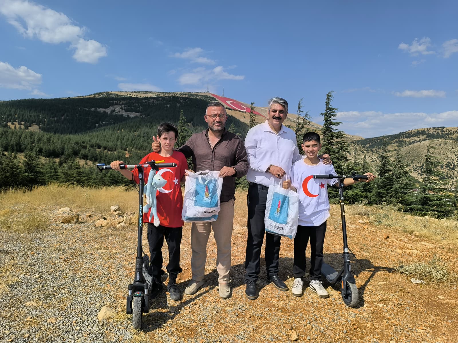 5-7 Scooterlarını bayrak sevgisi için sürdüler, zirvede dünyanın en büyük ay yıldızıyla buluştular