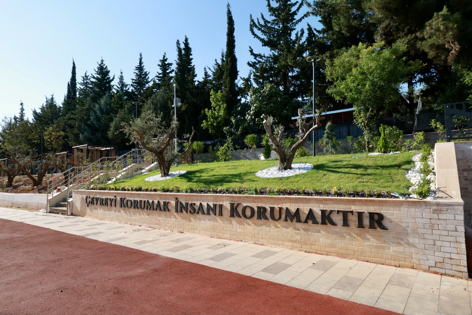 8 Başkan Toptaş, mahallelerin yaşam kalitesini artıran parkları ziyaret etti