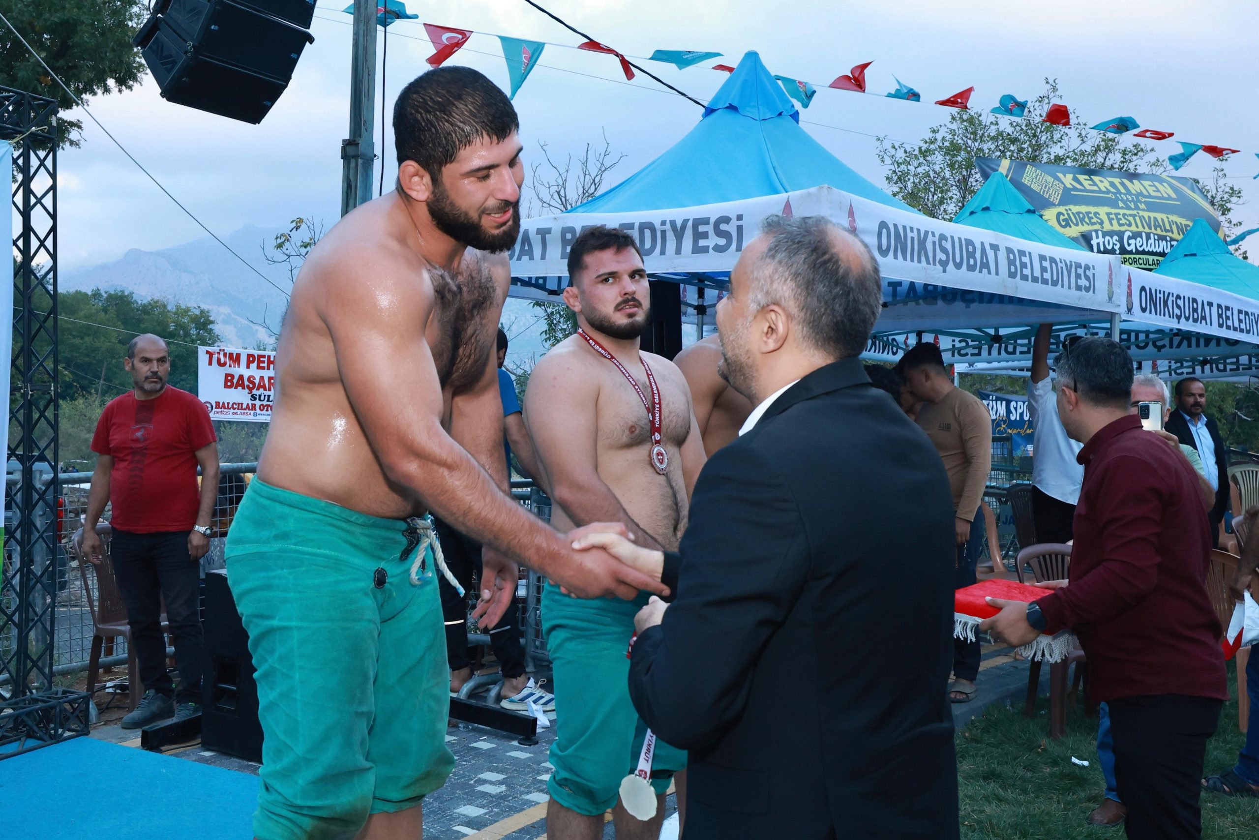 16-scaled 20 yıl sonra Kertmen’de kurulan er meydanının başpehlivanları belli oldu