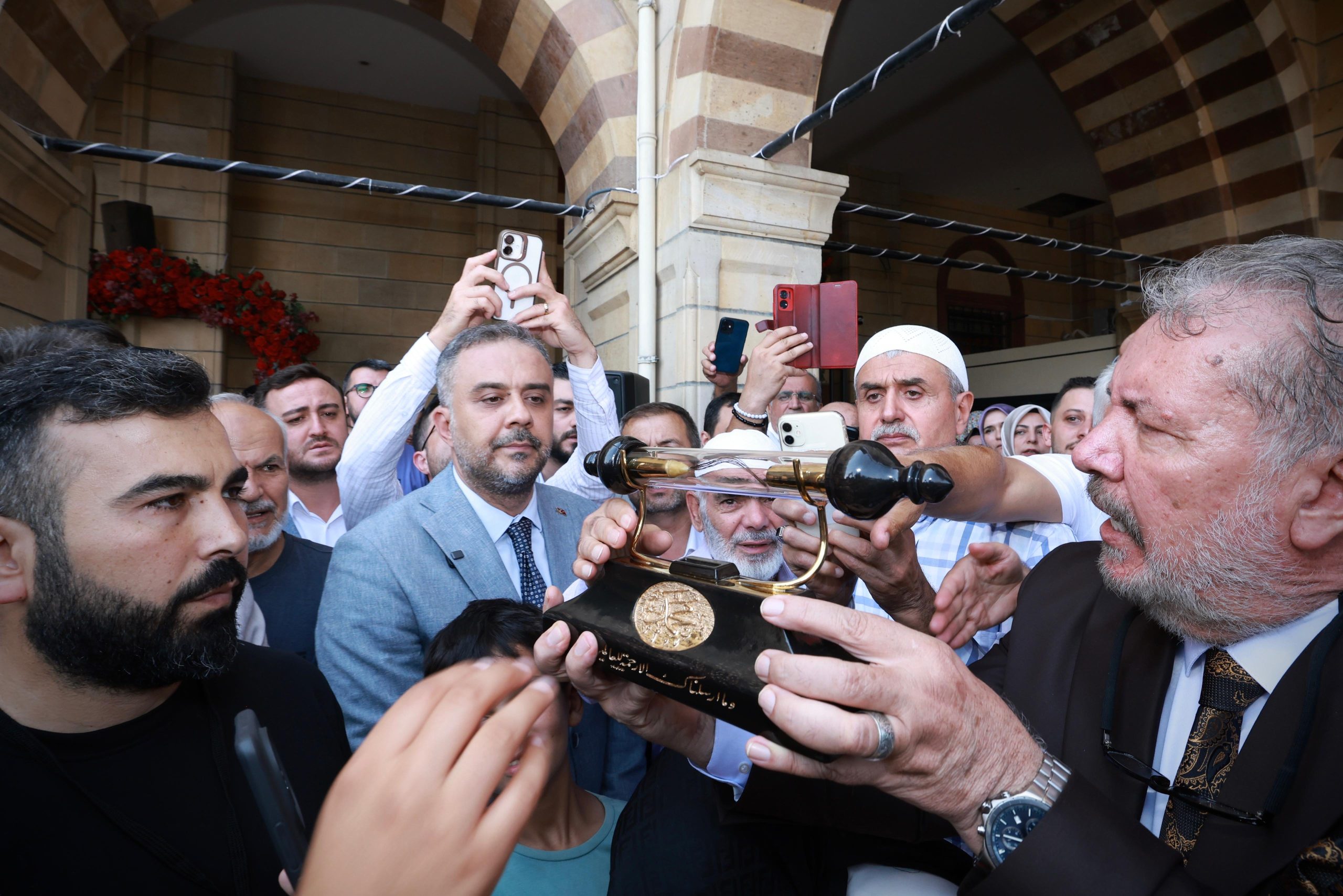 IMG_1826-scaled Kâbe Örtüleri ve Mukaddes Emanetler Onikişubat’ta ziyarete açıldı