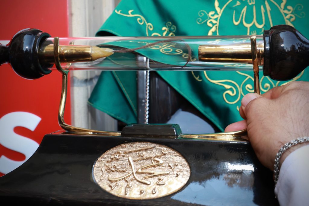 IMG_1834-1024x683 Kâbe Örtüleri ve Mukaddes Emanetler Onikişubat’ta ziyarete açıldı